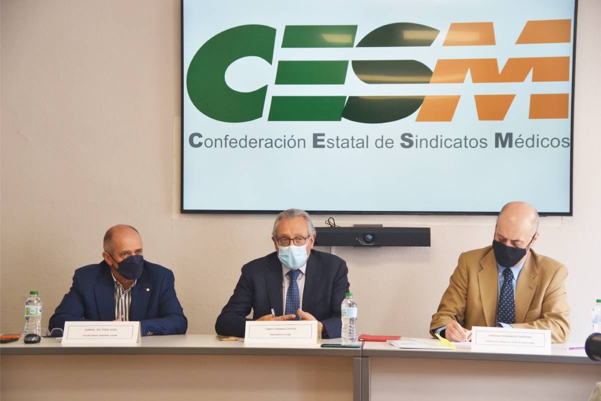 Gabriel del Pozo, secretario general de CESM, TomÃ¡s Toranzo, presidente de CESM y Enrique FernÃ¡ndez Carrera, asesor del grupo de trabajo de jubilaciÃ³n de CESM. 